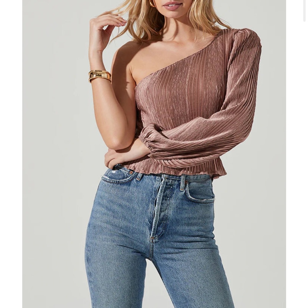 ✨Astr Zona Plisse One Shoulder Top - Size Small
